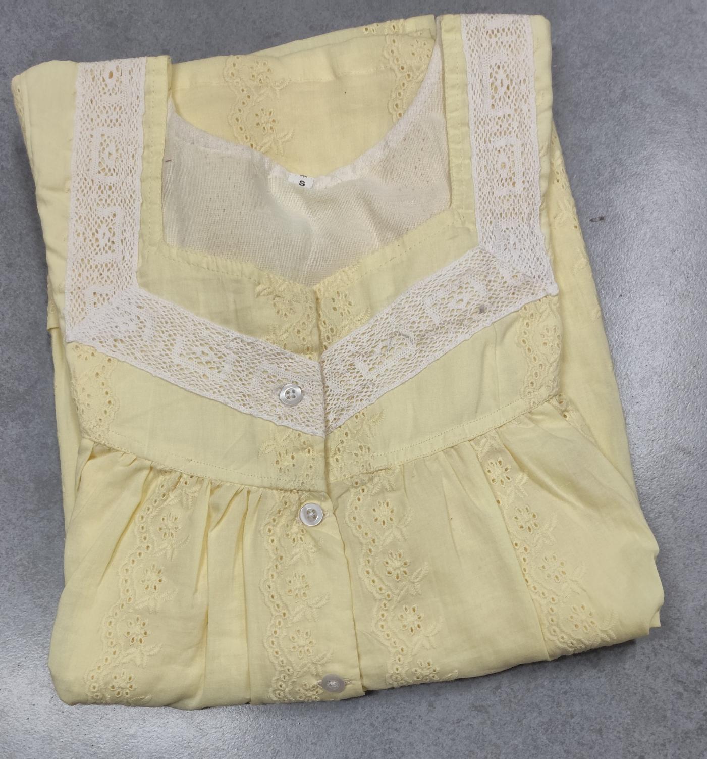 Hacoba Pleated, With Pockets, Half Open Small Printed Nighty