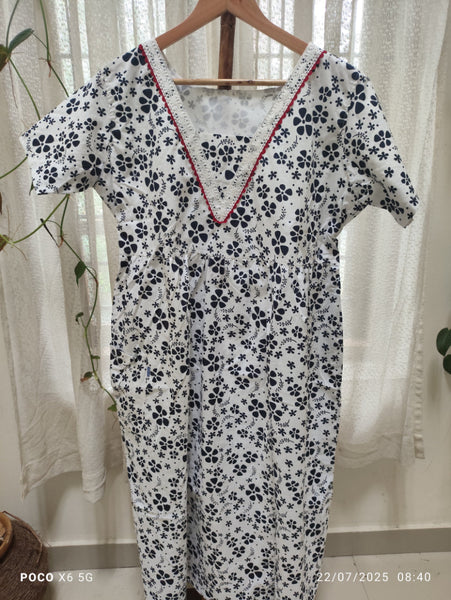 Bantex Pleated, With Pockets, Back A-line, Side elastic Medium Printed Frock Nighty