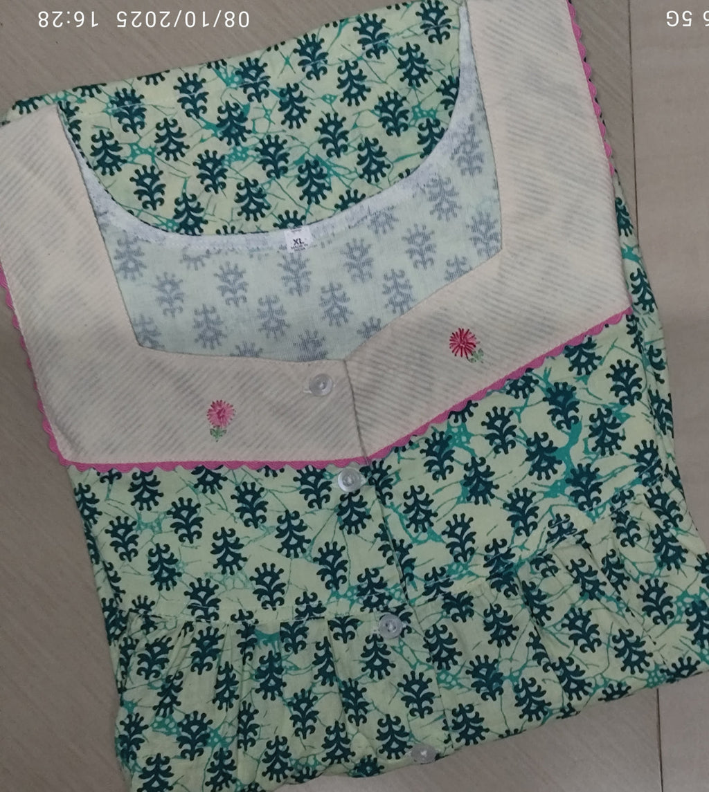 Hacoba Pleated, With Pockets, Half Open Xlarge Printed Nighty