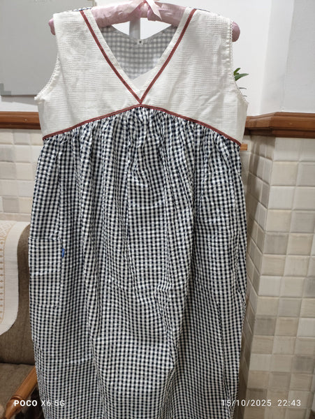 Hacoba Pleated, Pockets, Back A-line, Sleeveless Medium Printed Maternity Wear